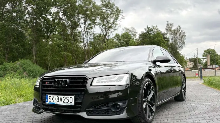 AUDI S8 -
