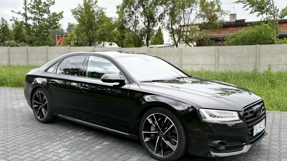 AUDI S8 -