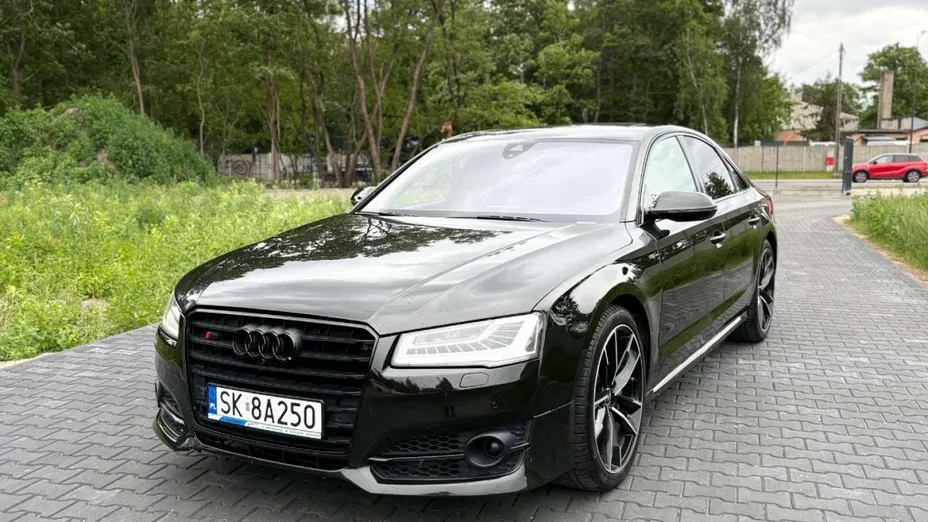 AUDI S8 -