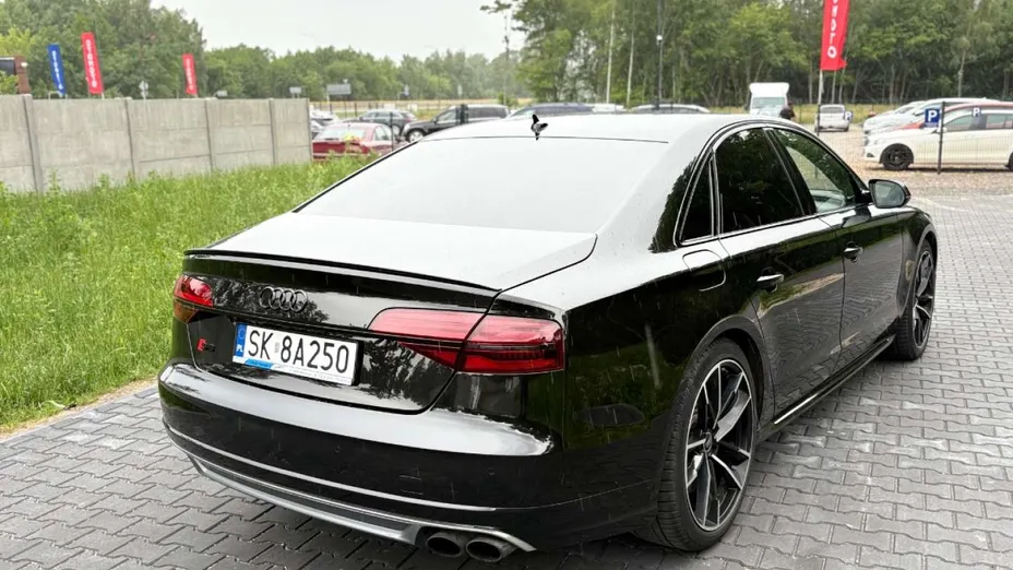 AUDI S8 -