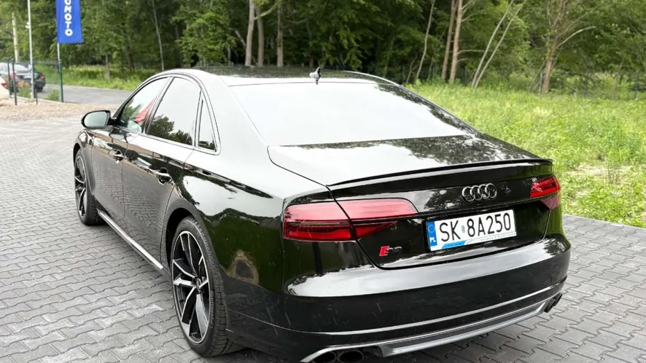 AUDI S8 -