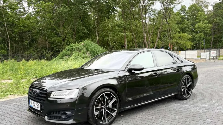 AUDI S8 -
