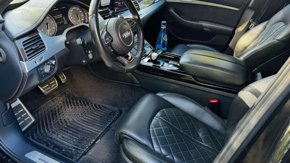 AUDI S8 -
