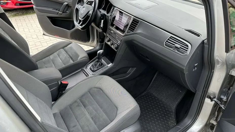 VOLKSWAGEN Golf Sportsvan -