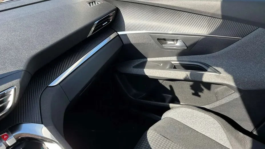 PEUGEOT 3008 -