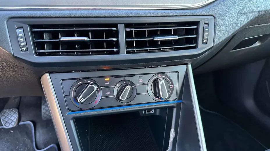 VOLKSWAGEN Polo -