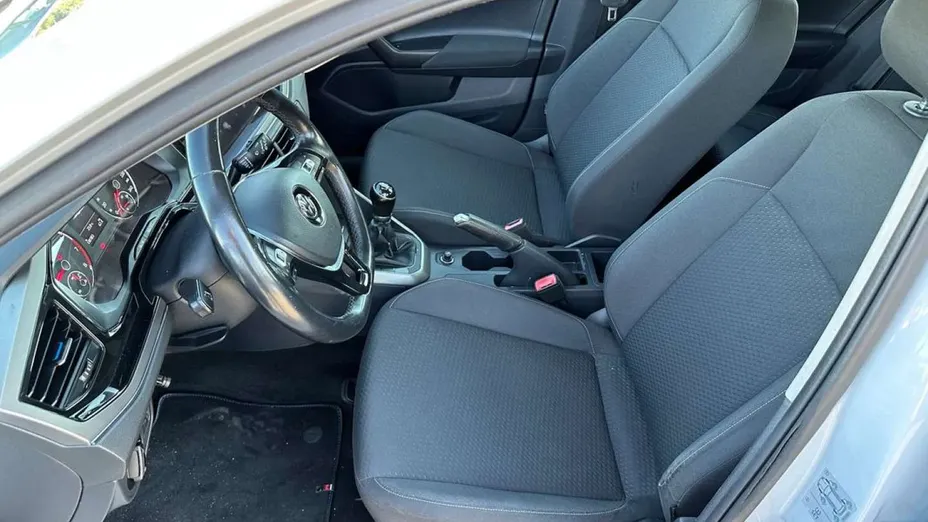 VOLKSWAGEN Polo -