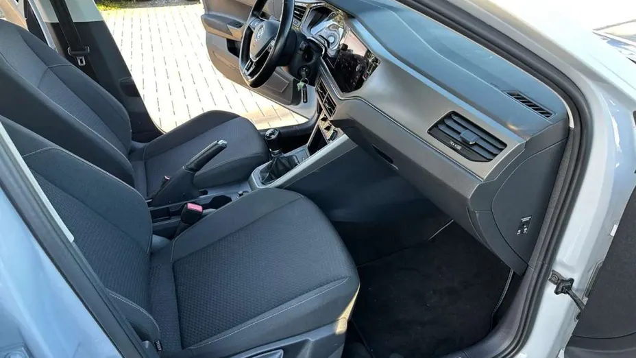 VOLKSWAGEN Polo -