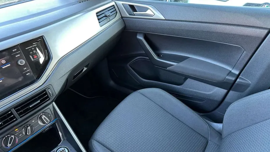 VOLKSWAGEN Polo -