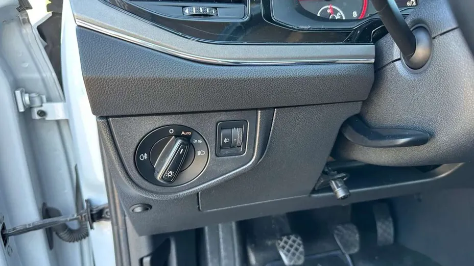 VOLKSWAGEN Polo -