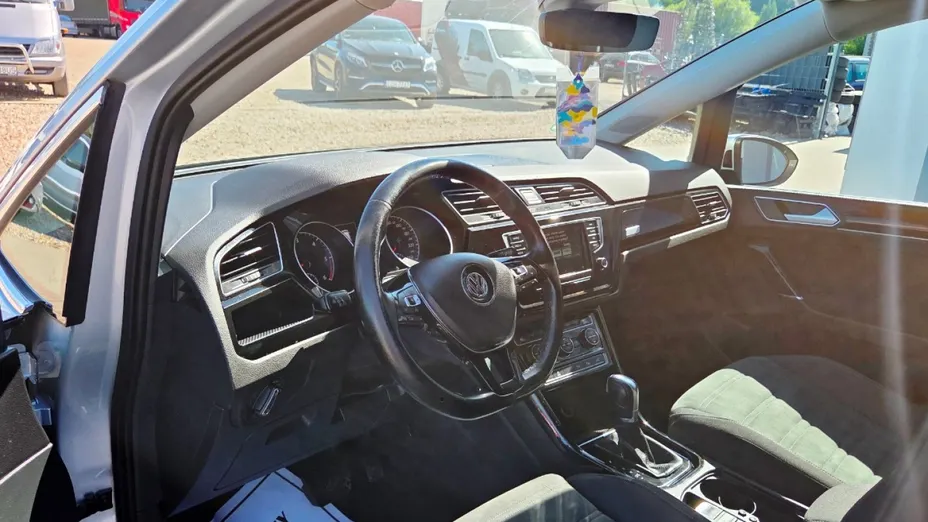VOLKSWAGEN Touran -
