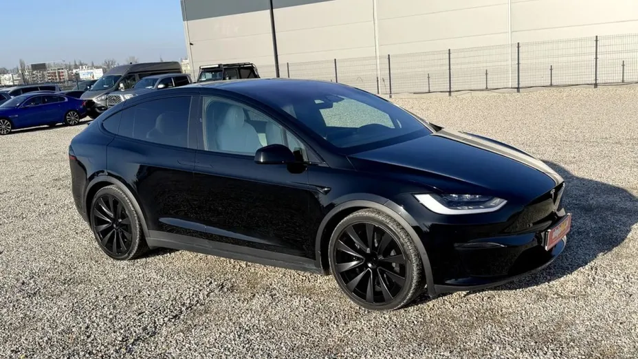 TESLA Model X -