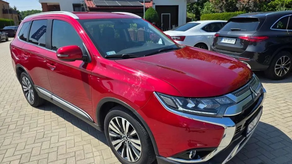 MITSUBISHI Outlander -