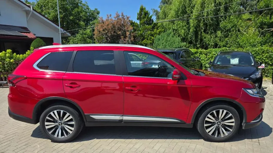 MITSUBISHI Outlander -