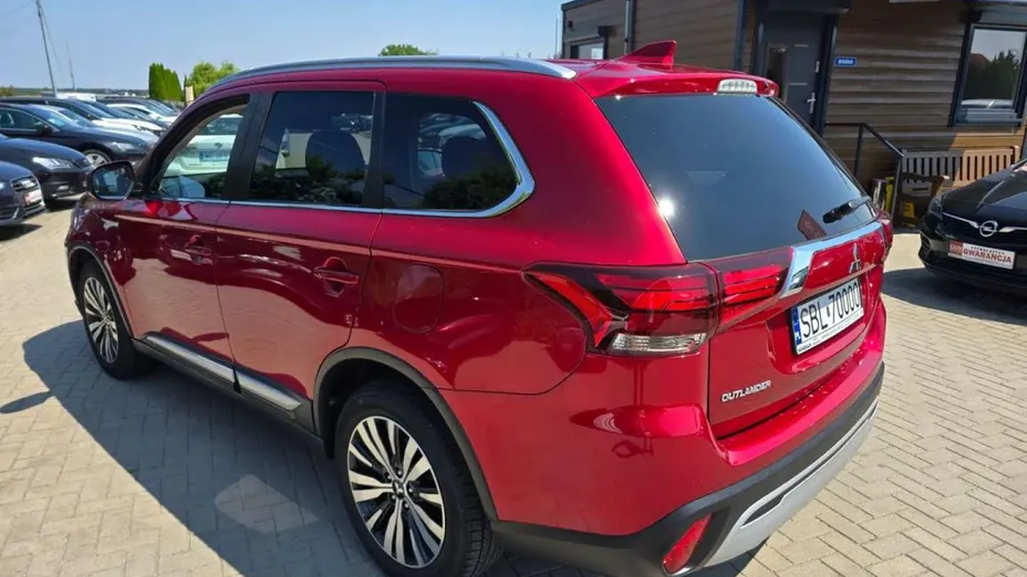 MITSUBISHI Outlander -
