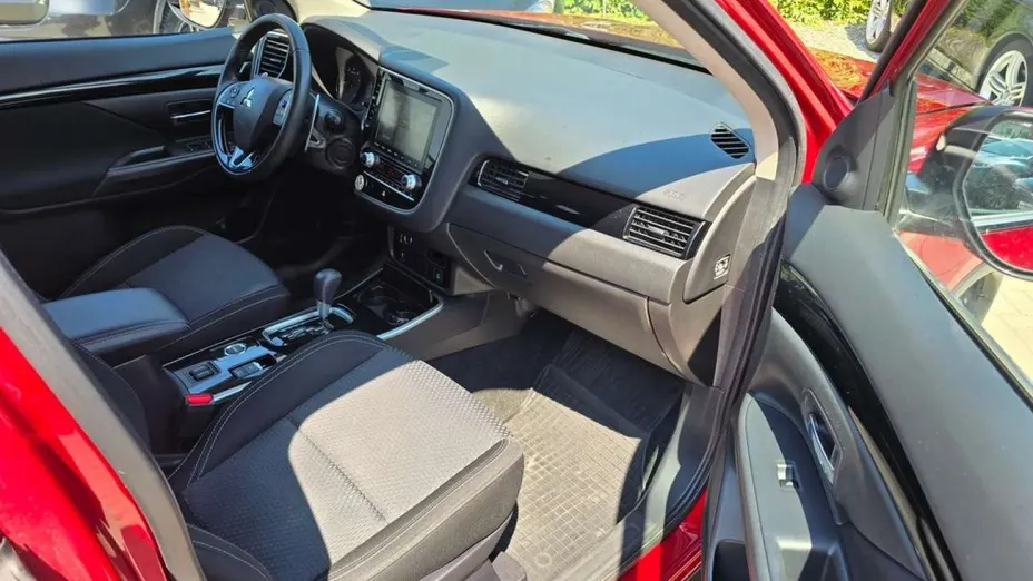 MITSUBISHI Outlander -