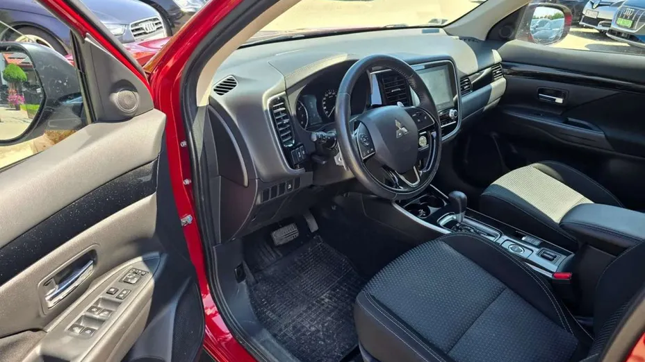 MITSUBISHI Outlander -