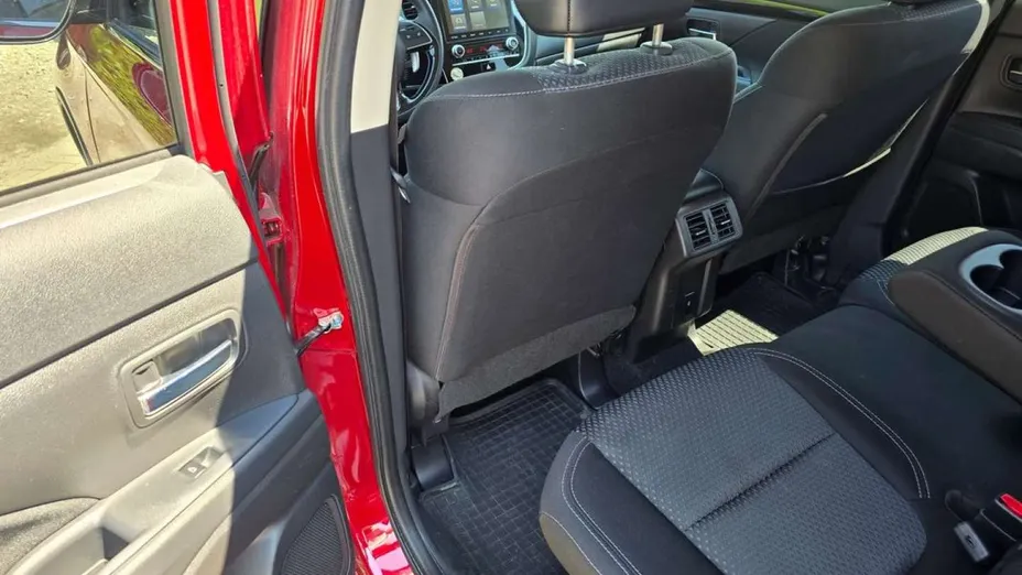 MITSUBISHI Outlander -