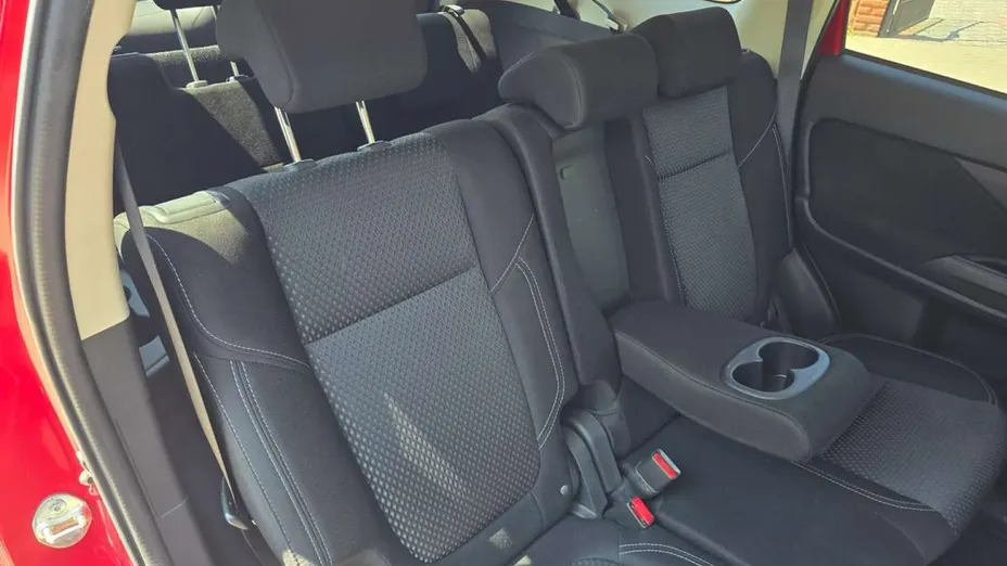 MITSUBISHI Outlander -