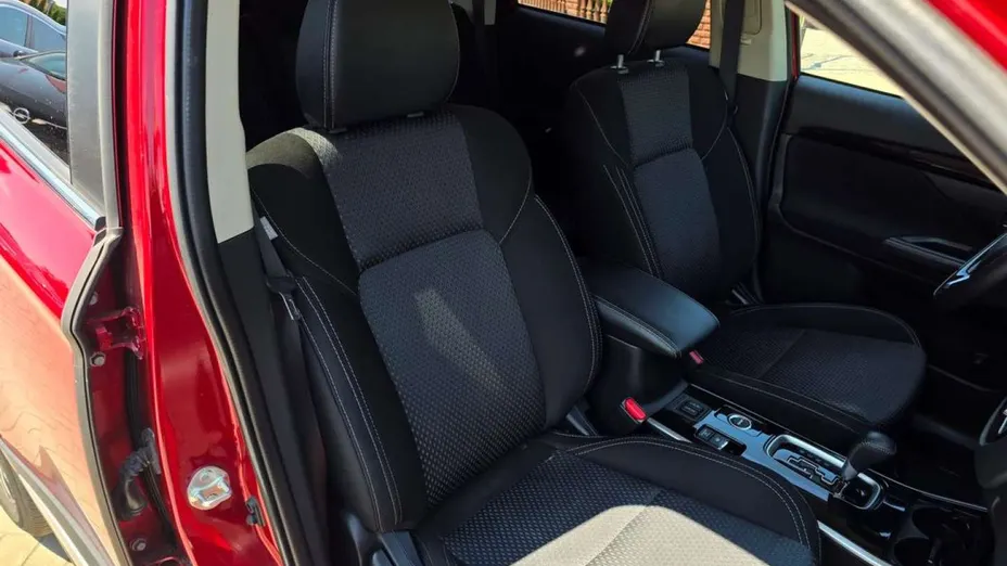 MITSUBISHI Outlander -