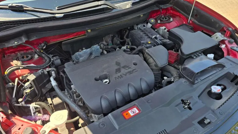 MITSUBISHI Outlander -