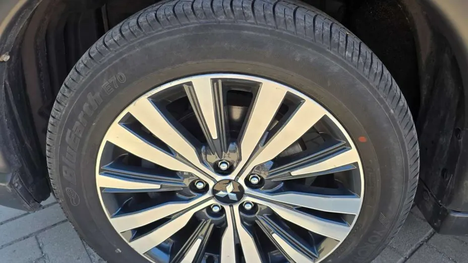 MITSUBISHI Outlander -