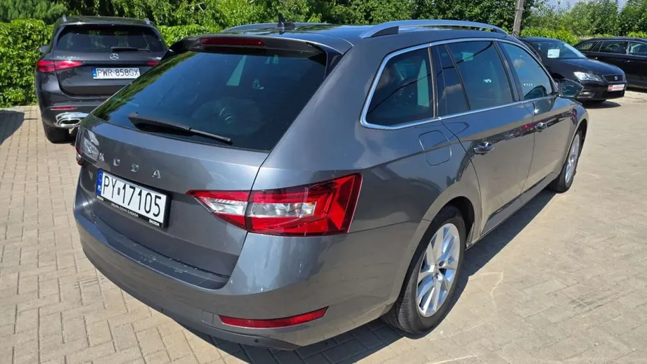 SKODA Superb -