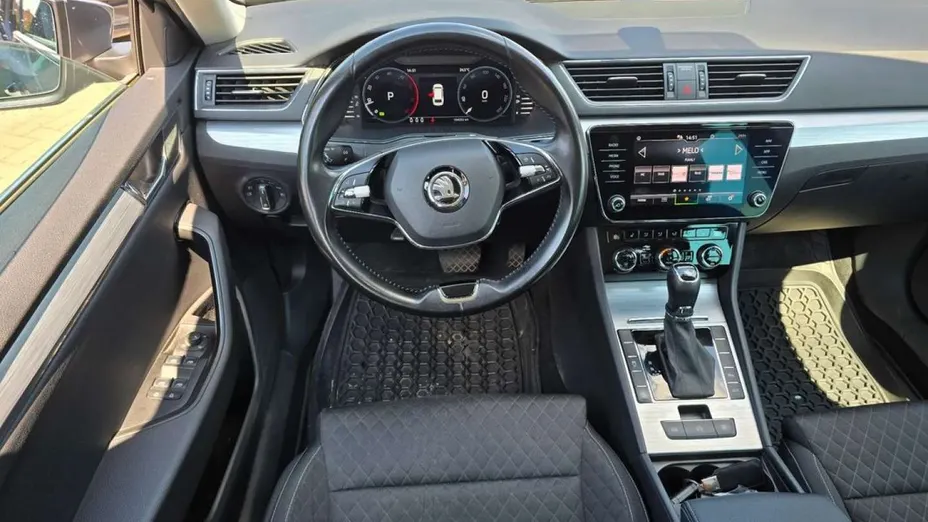 SKODA Superb -