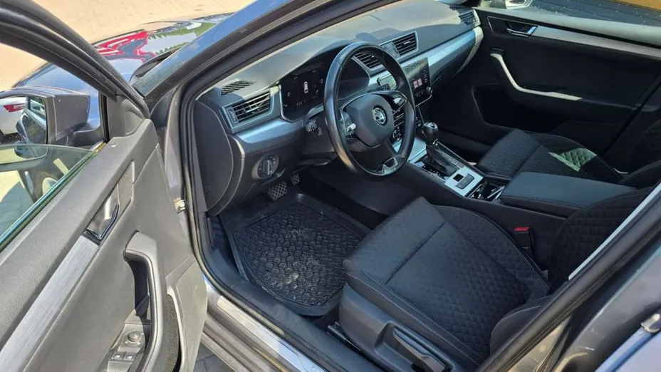 SKODA Superb -