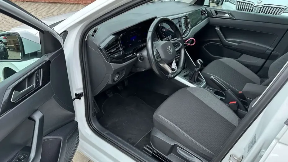 VOLKSWAGEN Polo -