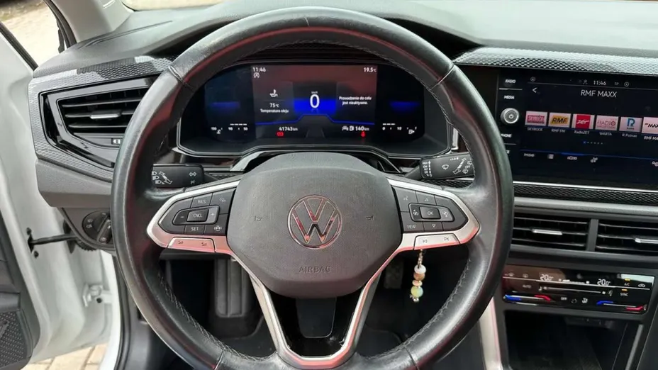 VOLKSWAGEN Polo -