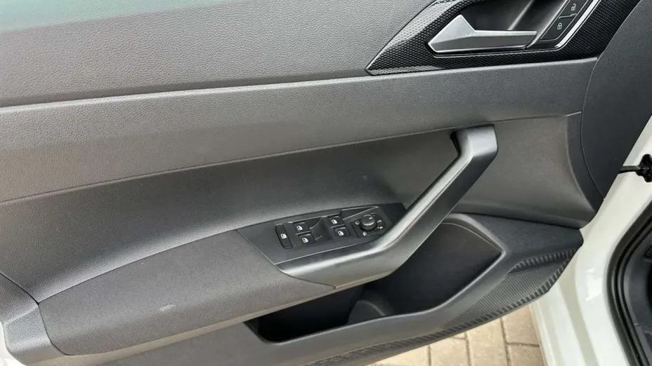 VOLKSWAGEN Polo -