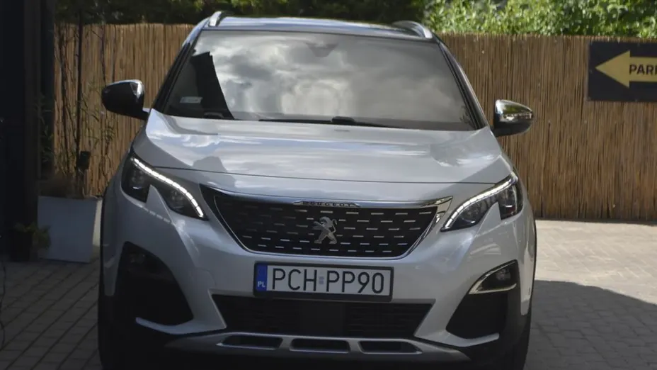 PEUGEOT 5008 -