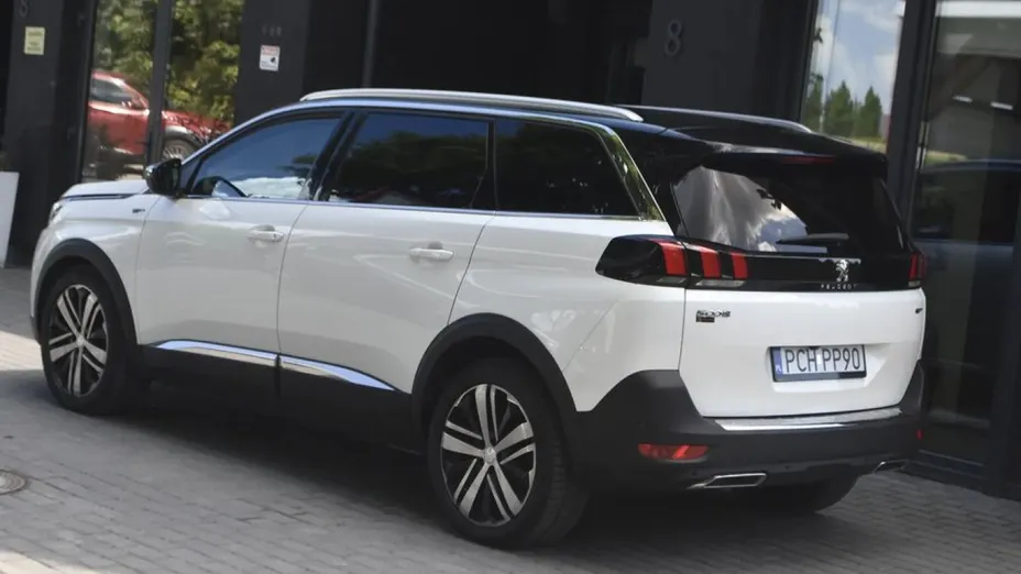 PEUGEOT 5008 -