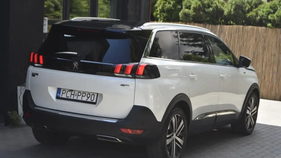 PEUGEOT 5008 -