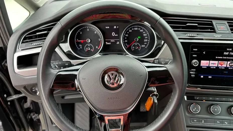 VOLKSWAGEN Touran -