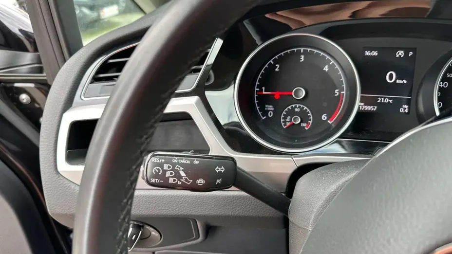 VOLKSWAGEN Touran -