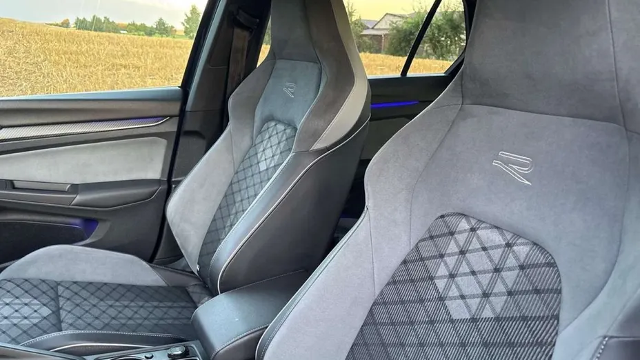 VOLKSWAGEN Golf -