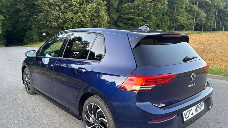 VOLKSWAGEN Golf -