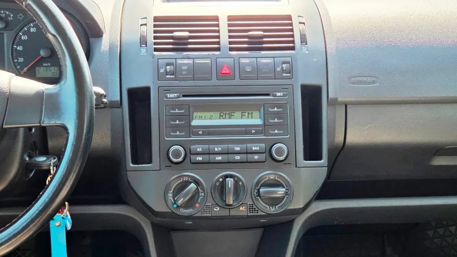 VOLKSWAGEN Polo -