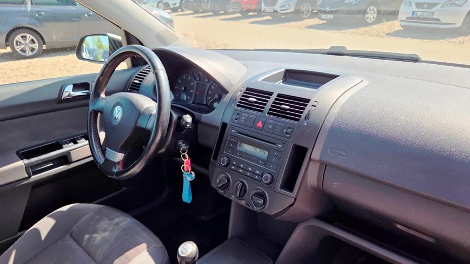 VOLKSWAGEN Polo -