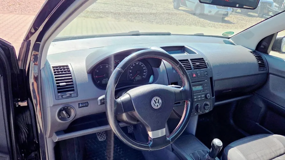 VOLKSWAGEN Polo -