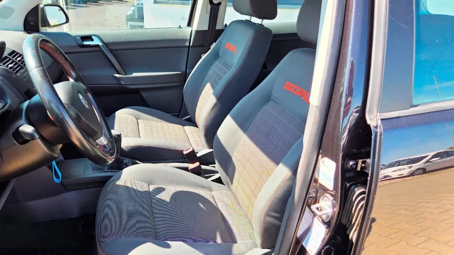 VOLKSWAGEN Polo -