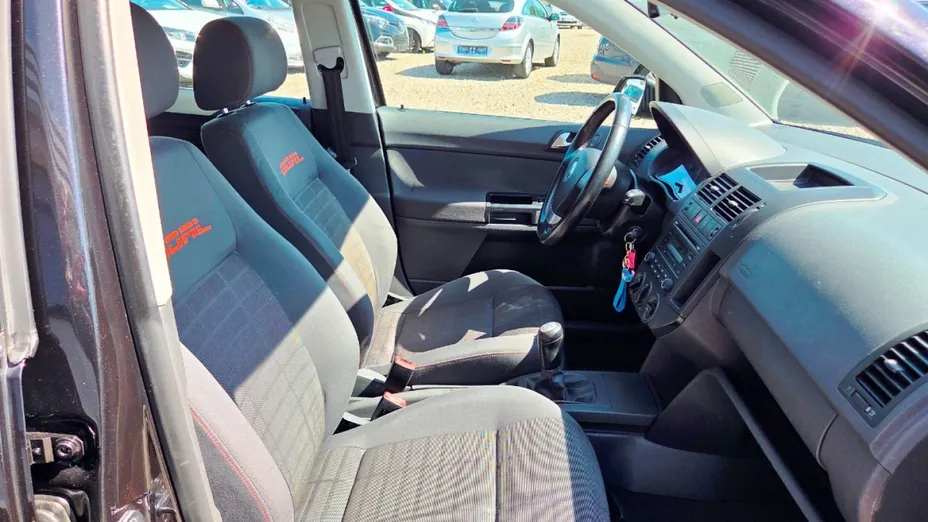 VOLKSWAGEN Polo -