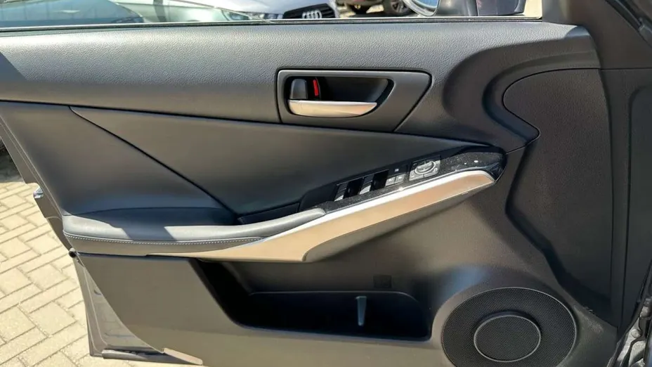 LEXUS IS -