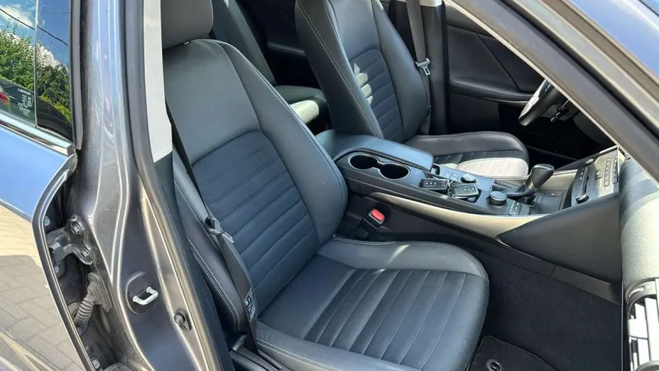 LEXUS IS -
