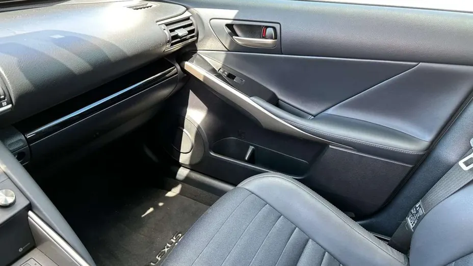 LEXUS IS -