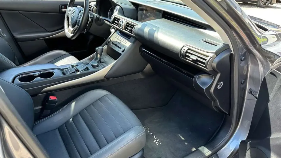 LEXUS IS -