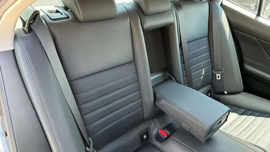 LEXUS IS -