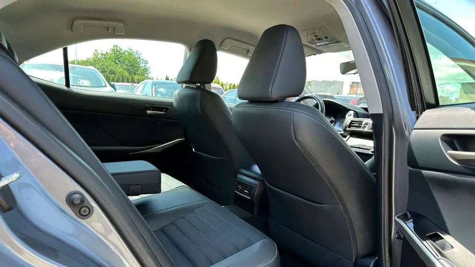 LEXUS IS -